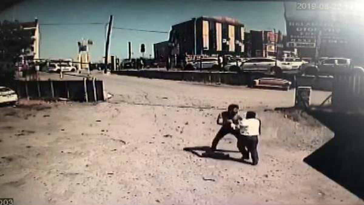 Arnavutköy\'de aracı çekilen sürücü, 1\'i polis 3 kişiyi darp etti