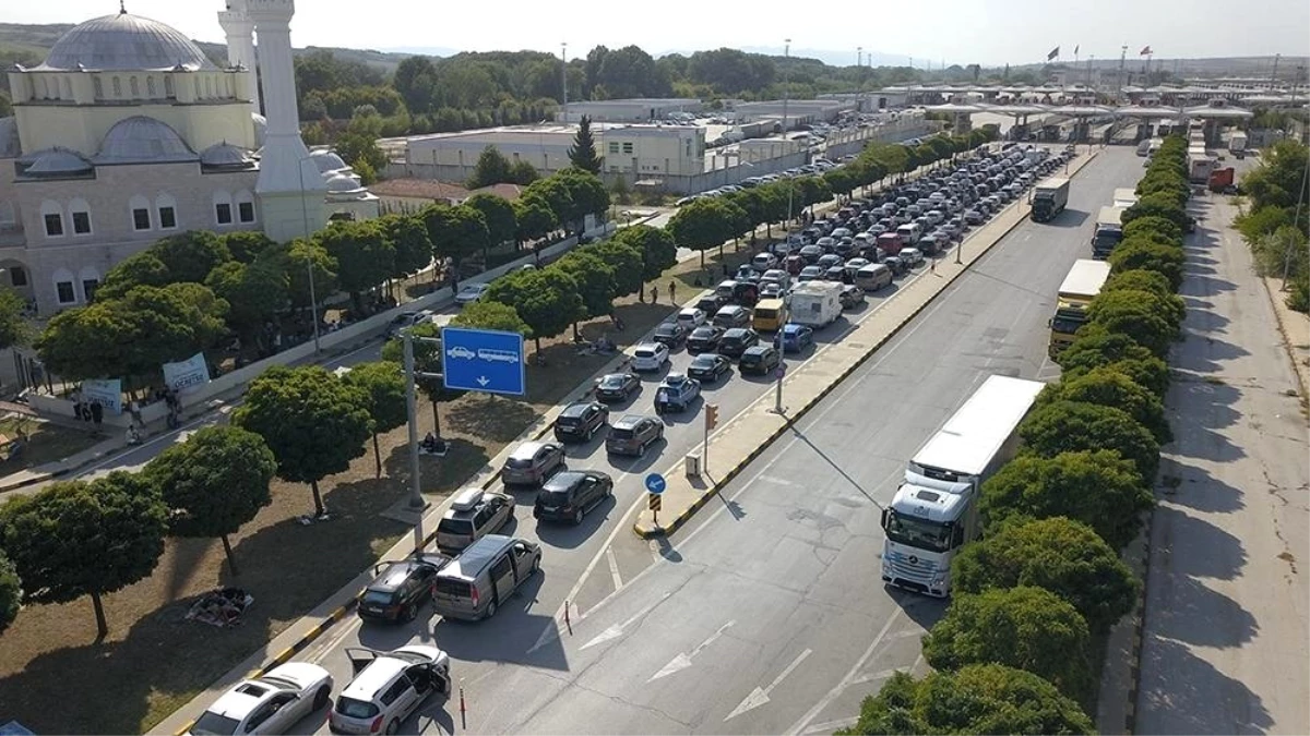 Aşırı sıcakta bekleyen gurbetçilere su dağıtıldı