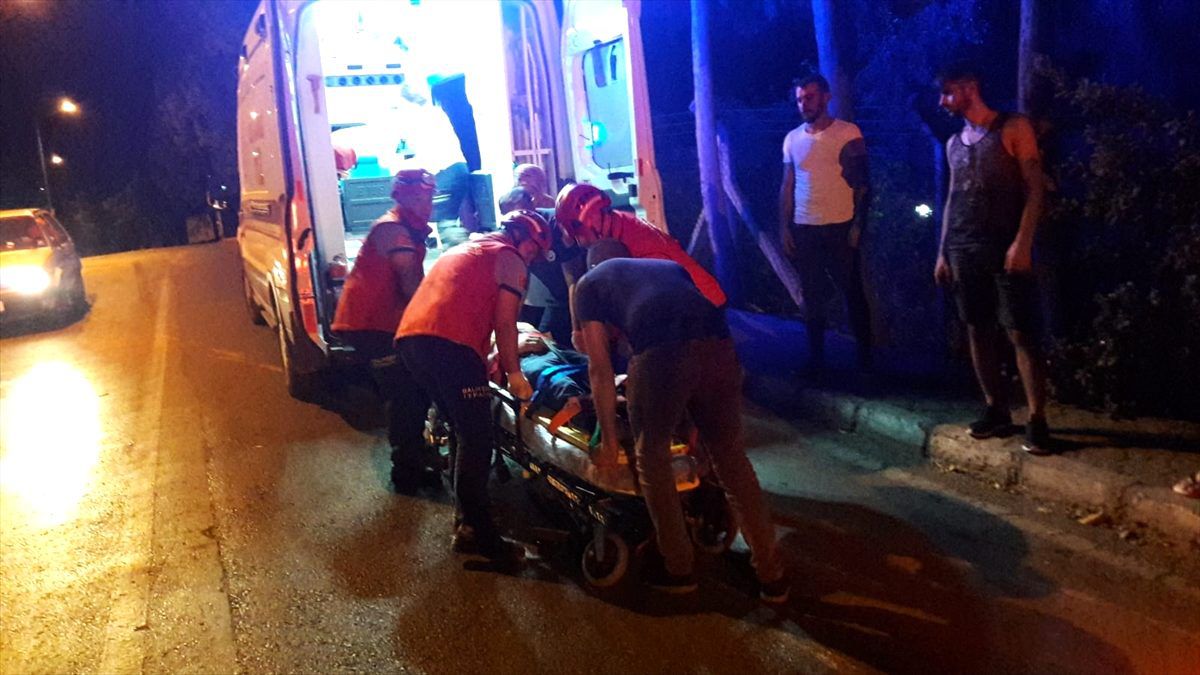 Balıkesir\'de otomobil devrildi: 2 yaralı