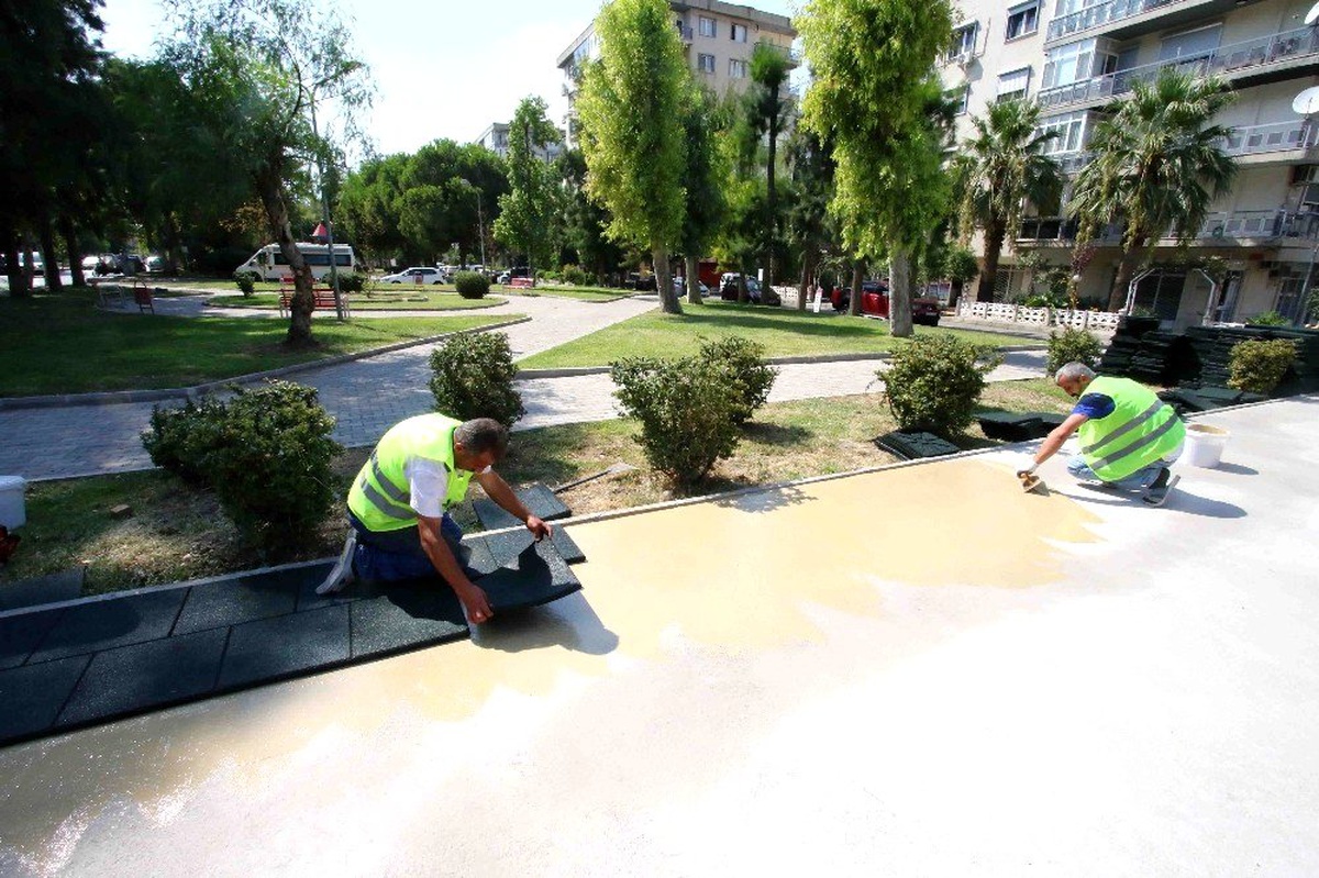 Bayraklı\'da parklara kauçuk zemin