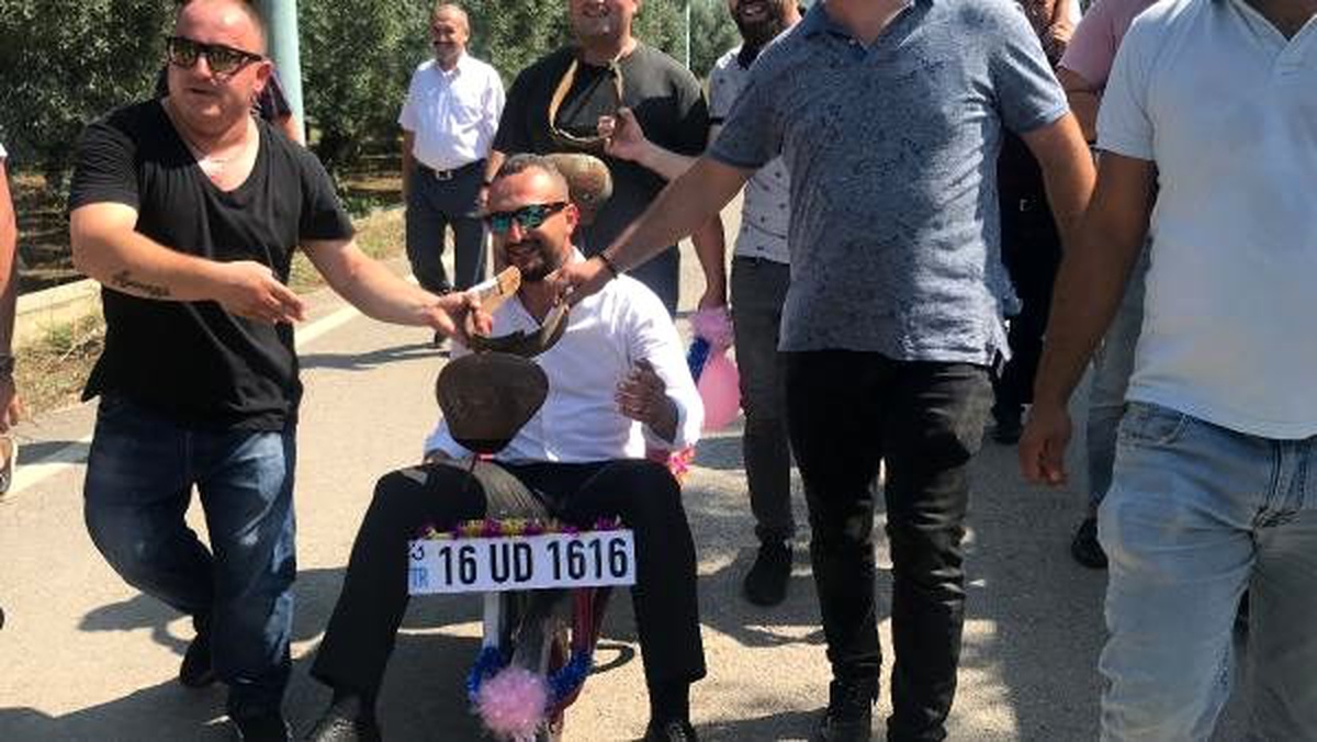 Boynuna öküz çanı takılan damat, el arabasıyla gezdirildi