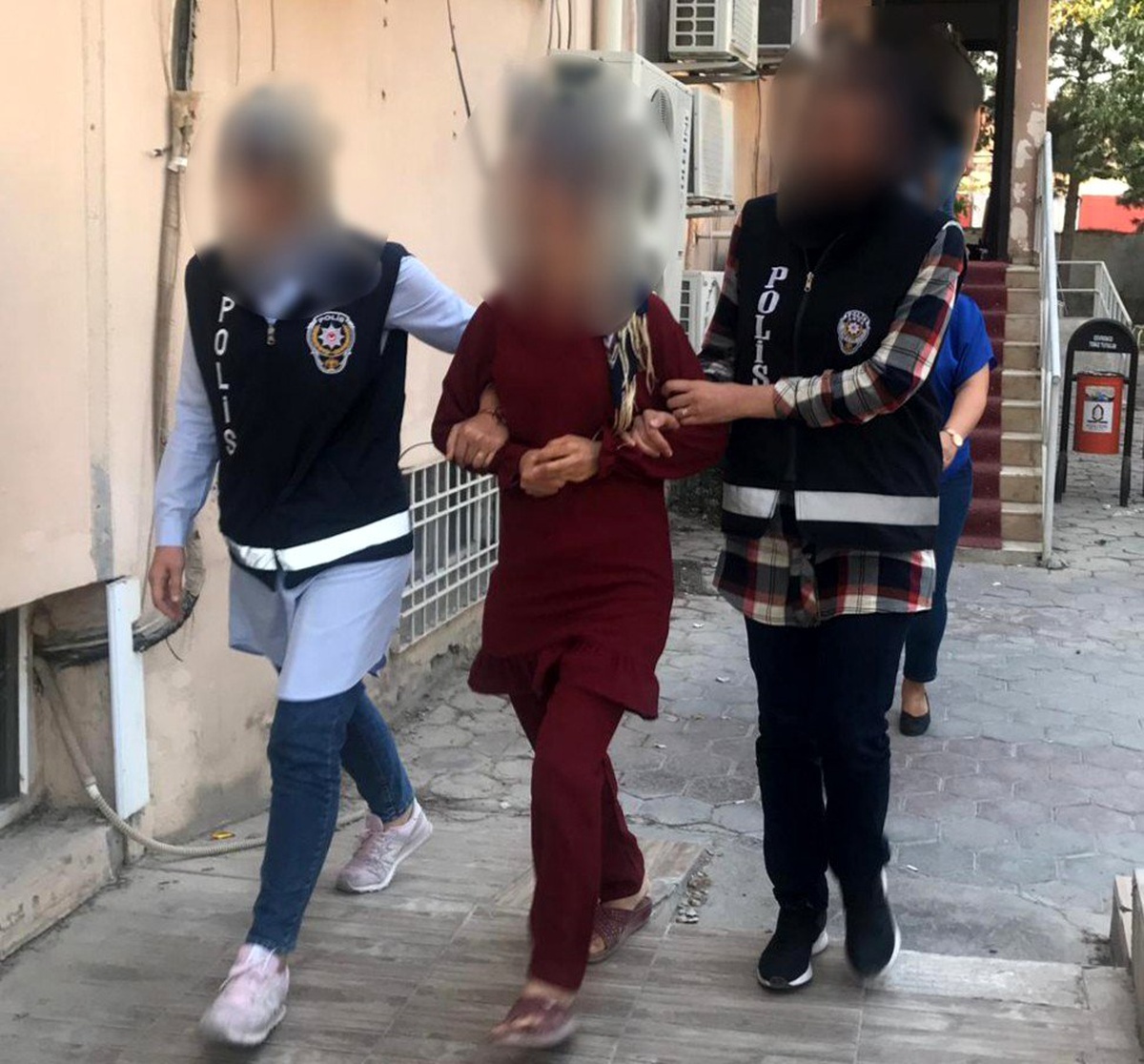 Çalışmaları engelleyip, kadın polisin kolunu ısırdı