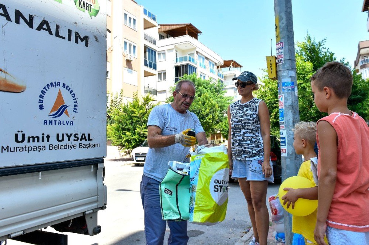 Çevreci Komşu Kart, ormanları koruyor