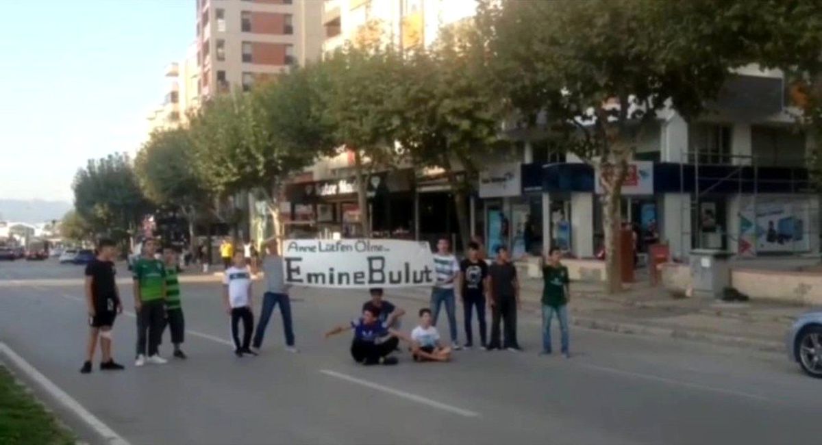 Çocuklar "Anne lütfen ölme" diyerek karayolunu trafiğe kapattı