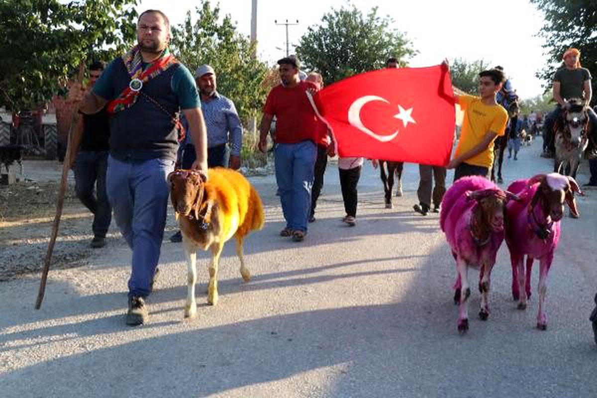 Denizli\'de asırlık gelenek öncesi temsili yörük göçü
