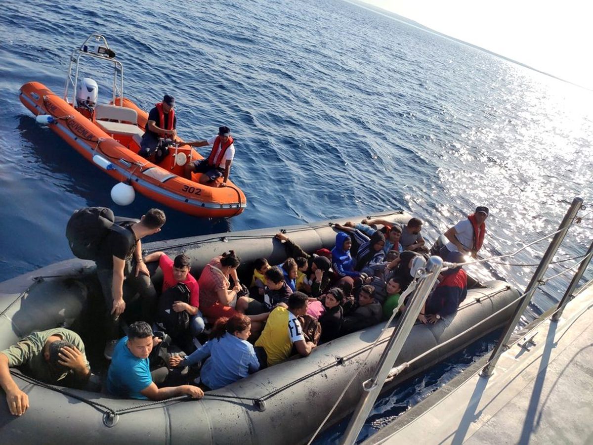 Didim\'de karada ve denizde 79 göçmen yakalandı
