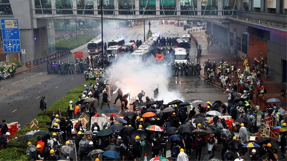 Hong Kong\'da Çin karşıtı protestolarda eylemcilerle polis arasında çatışma çıktı