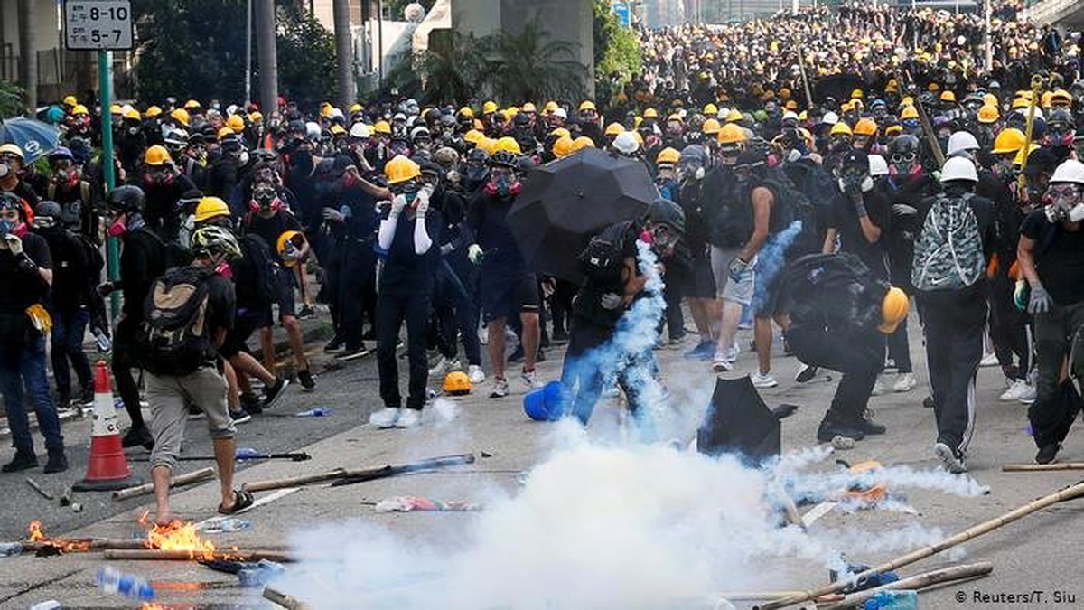 Hong Kong\'da göstericilere biber gazıyla müdahale