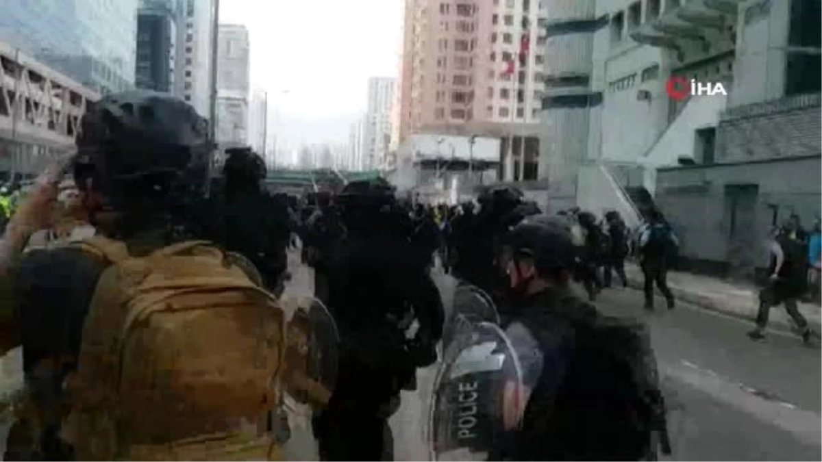 Hong Kong\'da Molotoflu EylemHong Kong Polisi, Yıllar Sonra İlk Kez Göstericilere Karşı Tazyikli...