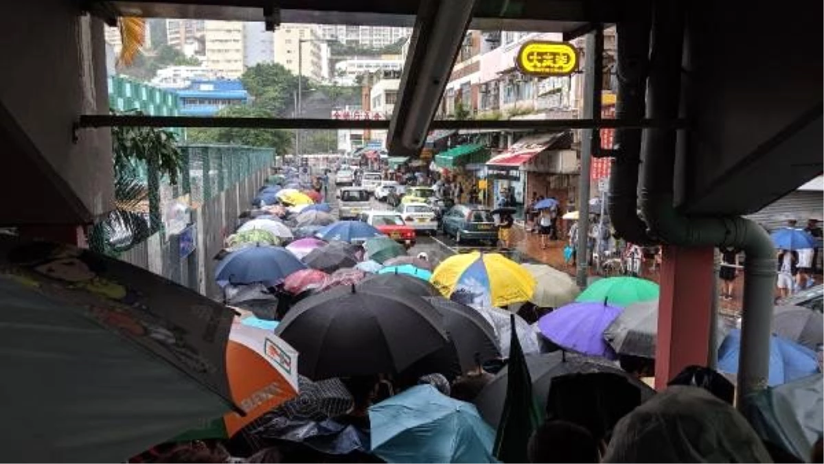Hong kong\'da protestolar, polis izni ile devam ediyor