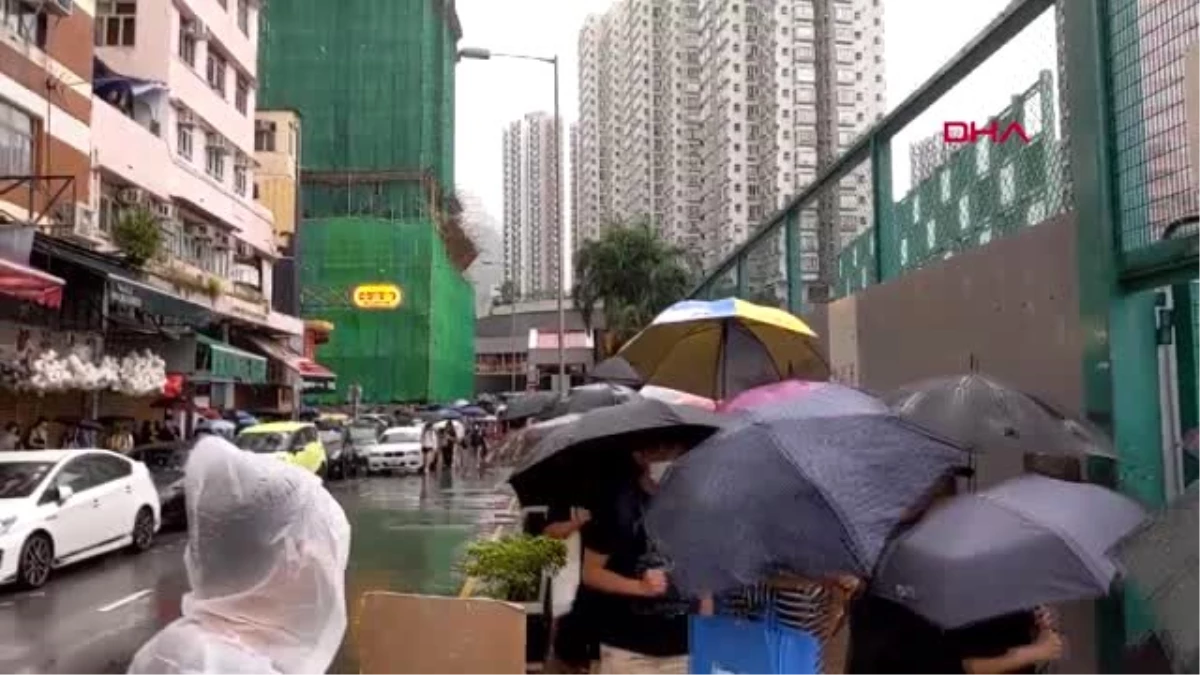 Hong Kong\'da protestolar, polis izni ile devam ediyor