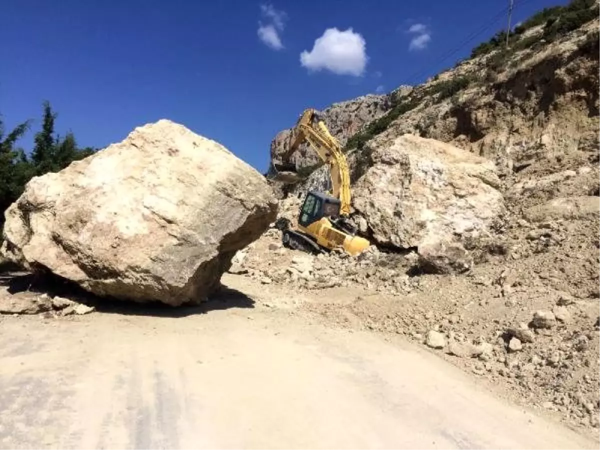 İş makinesinin üzerine 20 tonluk kaya düştü, operatör kaçarak kurtuldu