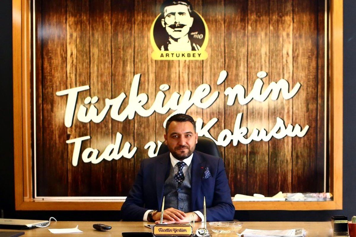 "Kadına şiddete hayır" dedi, kadın müşterilere gül dağıttı