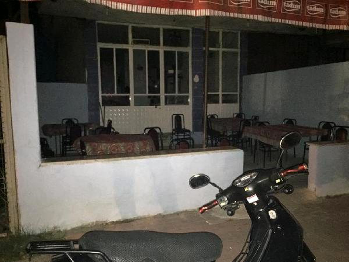 Kıraathaneye taşlı saldırı