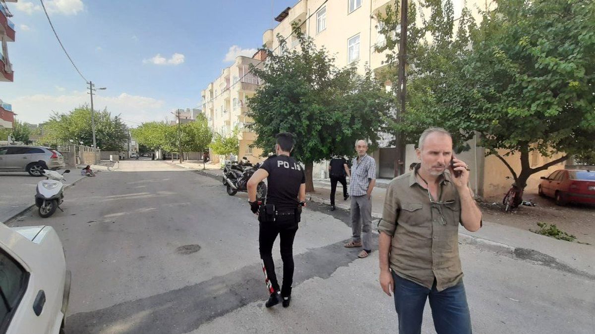 Komşu kavgasını polisler ayırdı