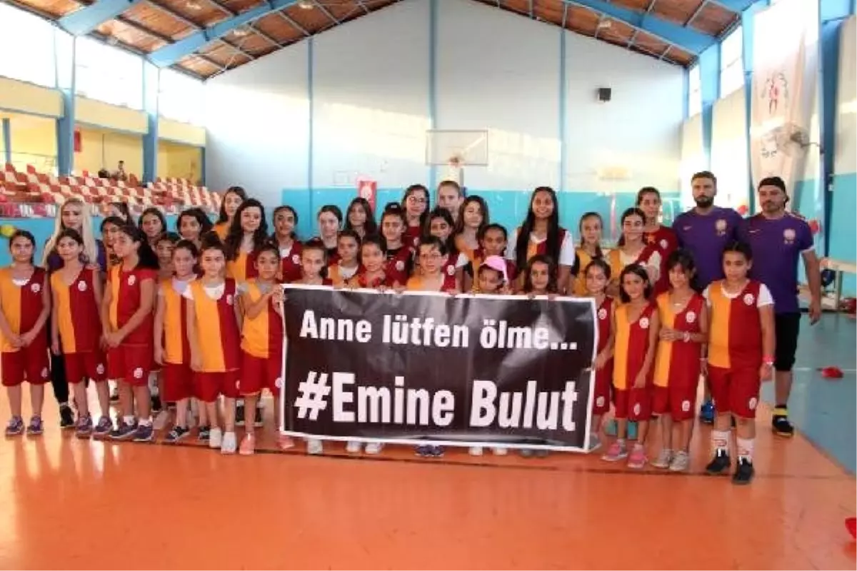 Maça emine bulut pankartıyla çıktılar