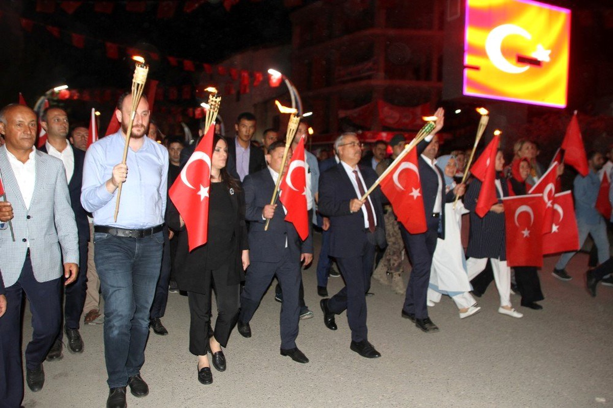 "Malazgirt şehitleri" anısına fener alayı