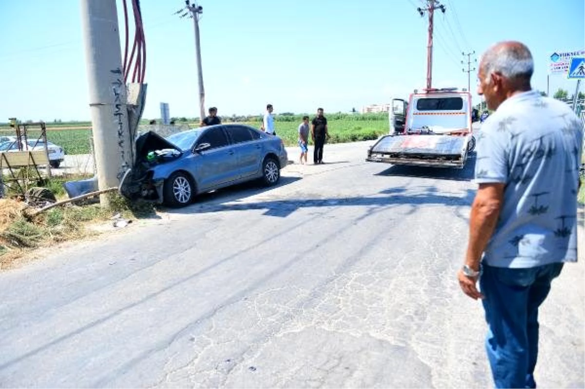 Otomobil elektrik direğine çarptı: 1 ölü, 2 yaralı