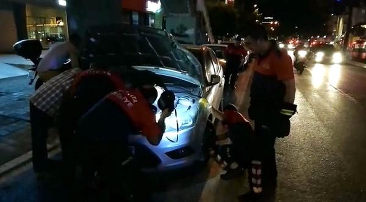 Otomobilin motor bölümünde mahsur kalan yavru kedi kurtarıldı