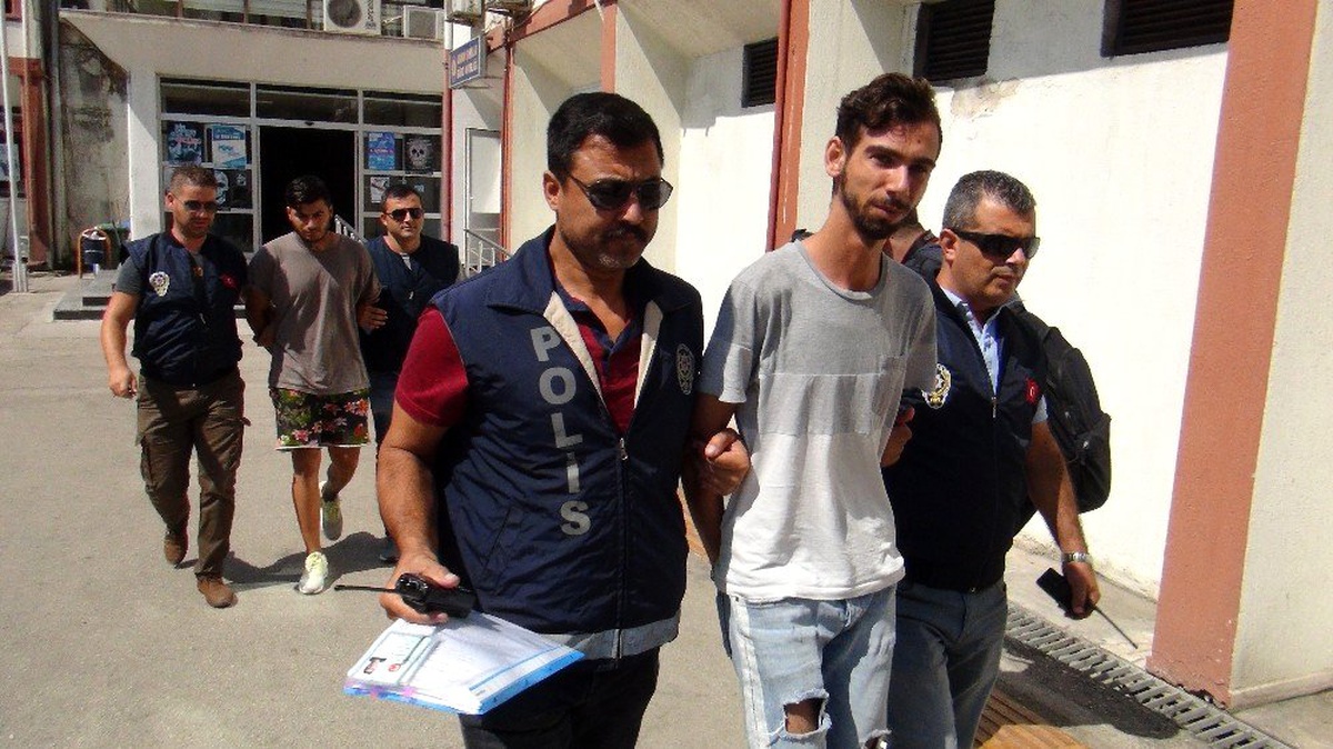Sahte geçici kimlik belgesiyle başkasına ait altınları aldılar