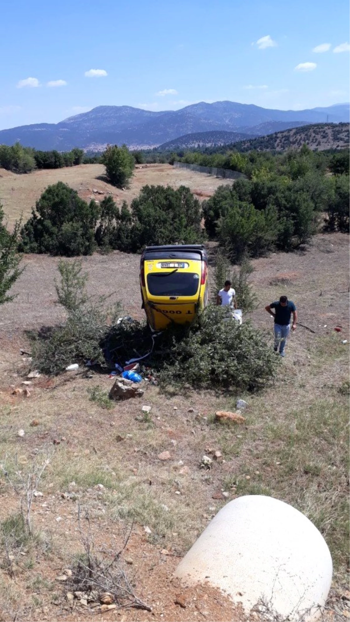 Ticari taksi şarampole devrildi: Dede ile torunu yaralandı