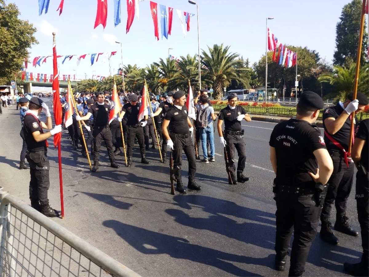 Vatan Caddesi\'nde 30 Ağustos provası