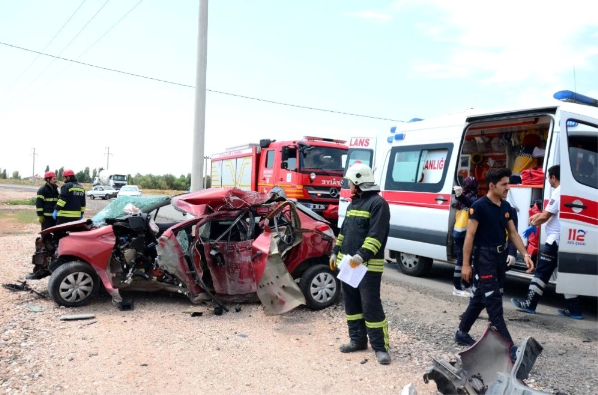 Aksaray\'da direğe çarpan otomobil hurdaya döndü: 1 ölü, 1 yaralı
