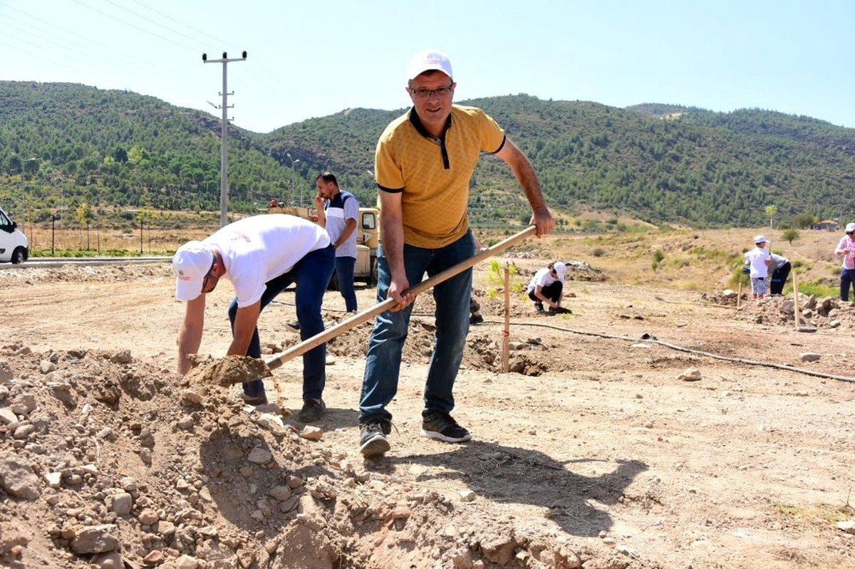 Alaşehir\'de evlenecek çiftler iki fidan dikecek