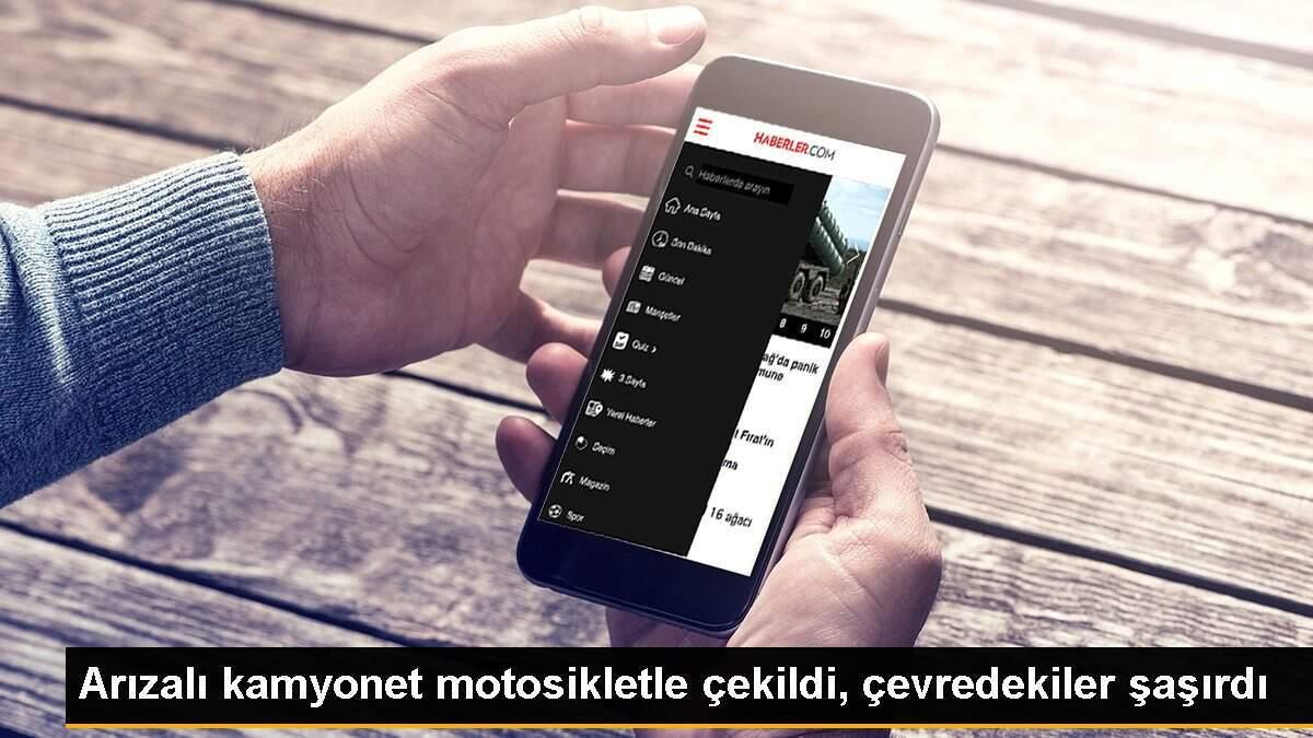 Arızalı kamyonet motosikletle çekildi, çevredekiler şaşırdı