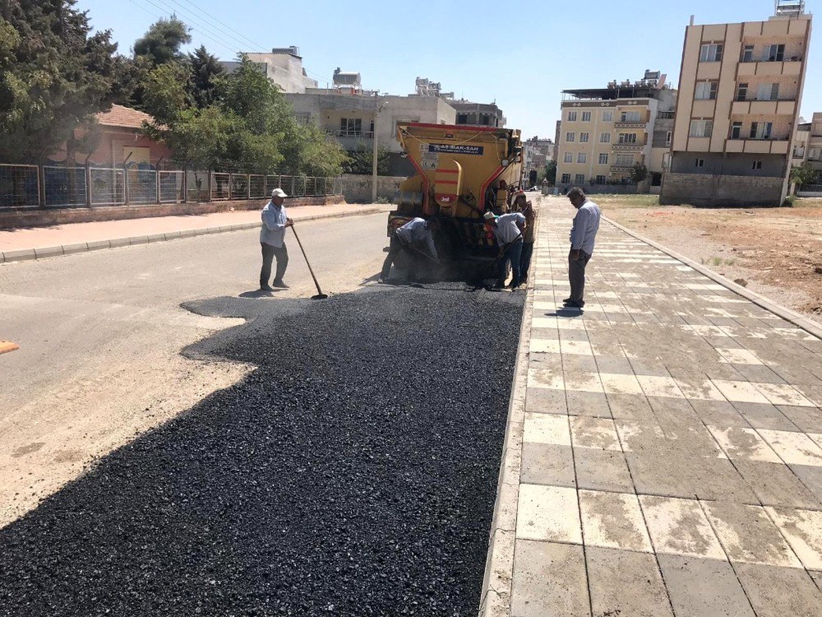 Asfaltlama ile kaldırım çalışmaları sürüyor
