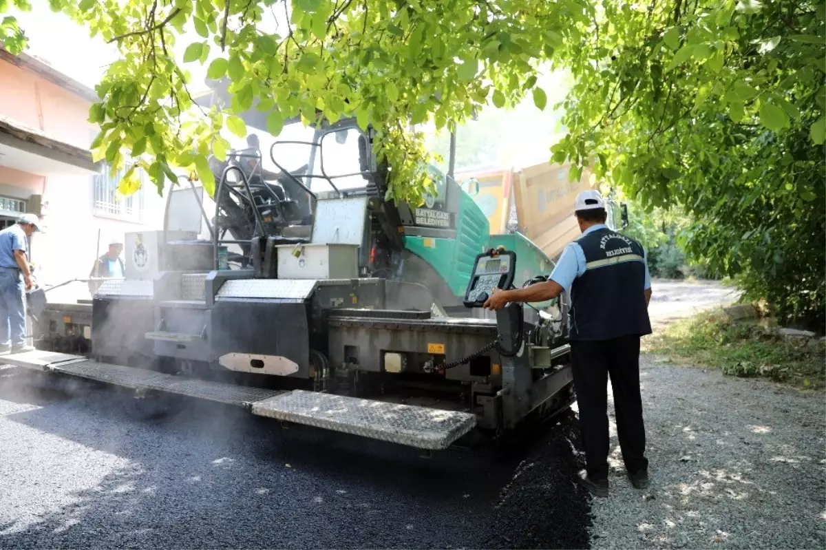 Battalgazi Belediyesi sıcak asfalt çalışmalarını sürdürüyor