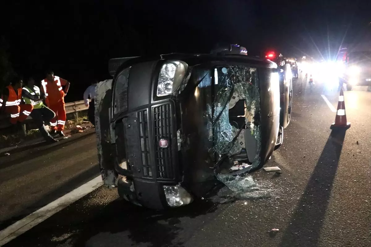 Devrilen hafif ticari araç tankere çarptı: 6 yaralı