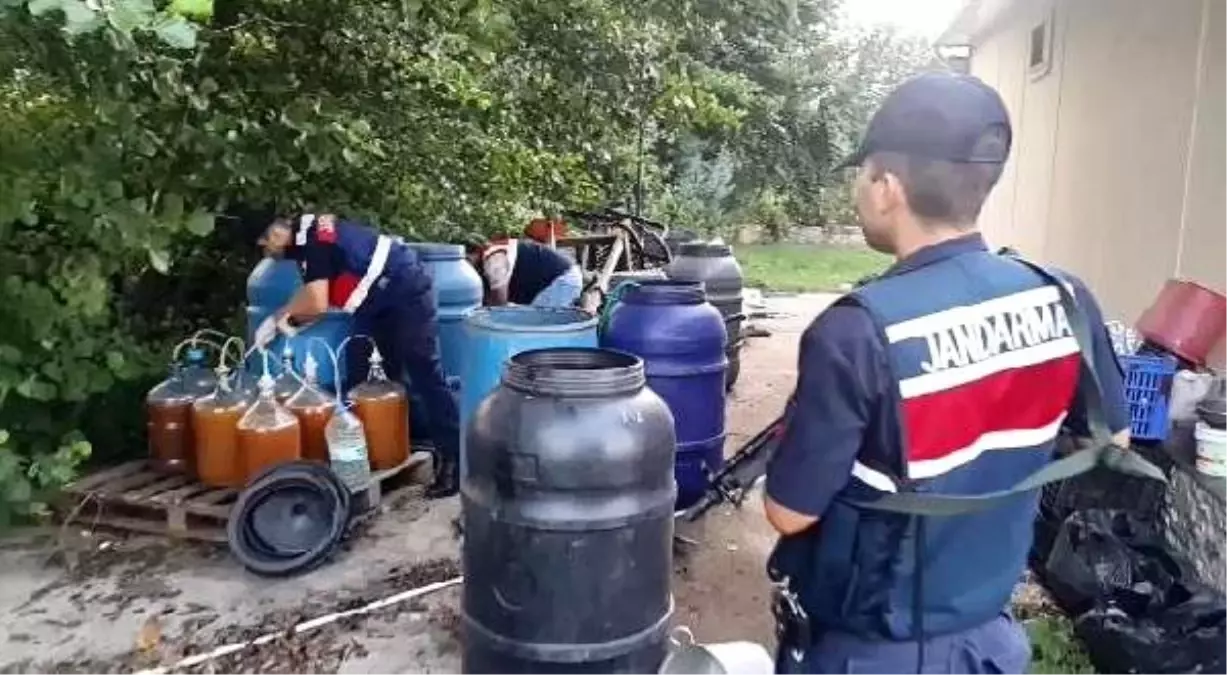 Evde ürettiği 760 litre sahte içkiyle yakalandı