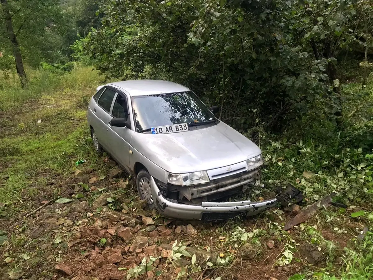 Giresun\'da otomobil otokorkuluklara çarptı: 3 yaralı