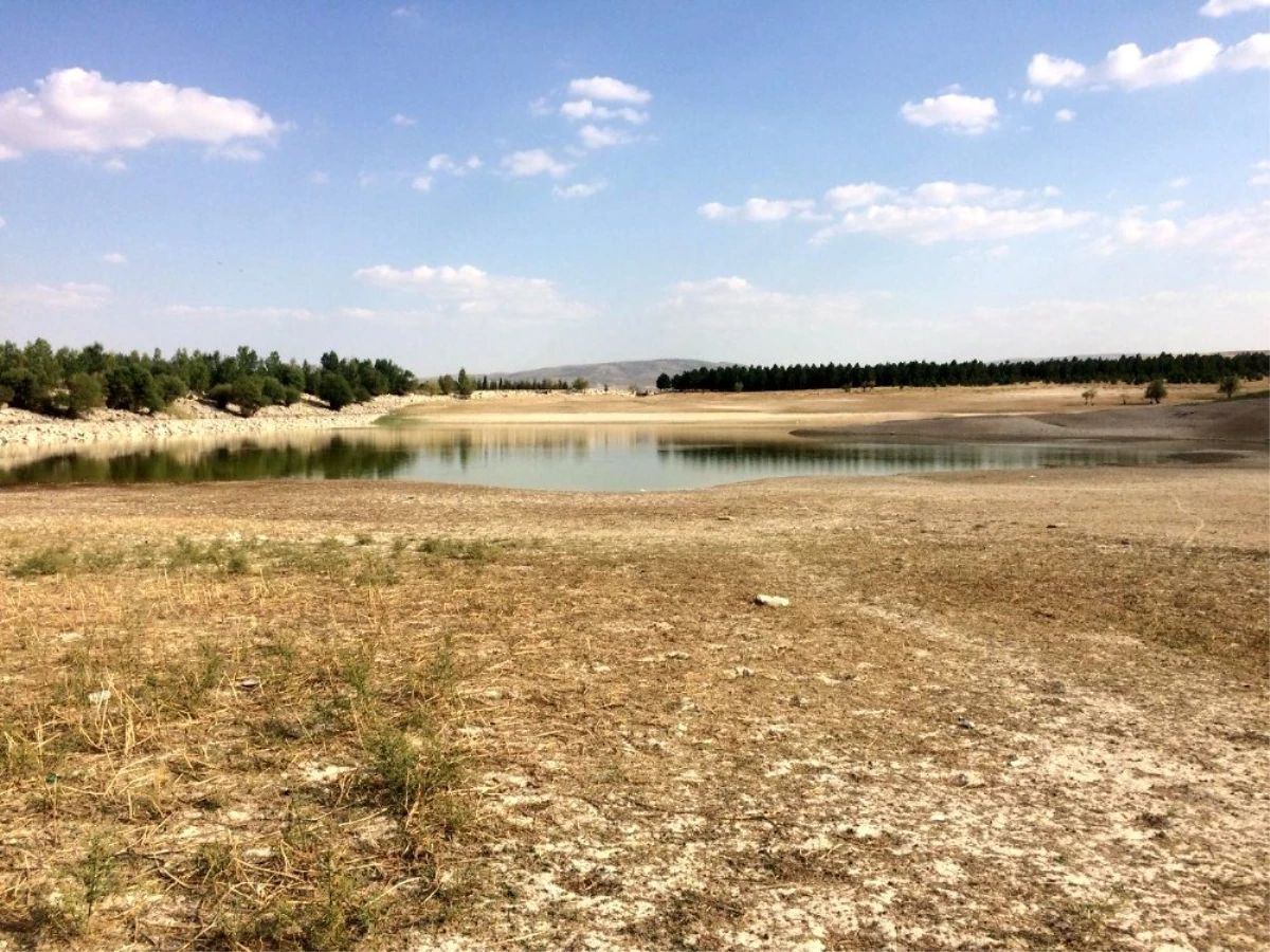 Günyüzü\'nde kuraklık nedeniyle sulama göletleri kuruyor