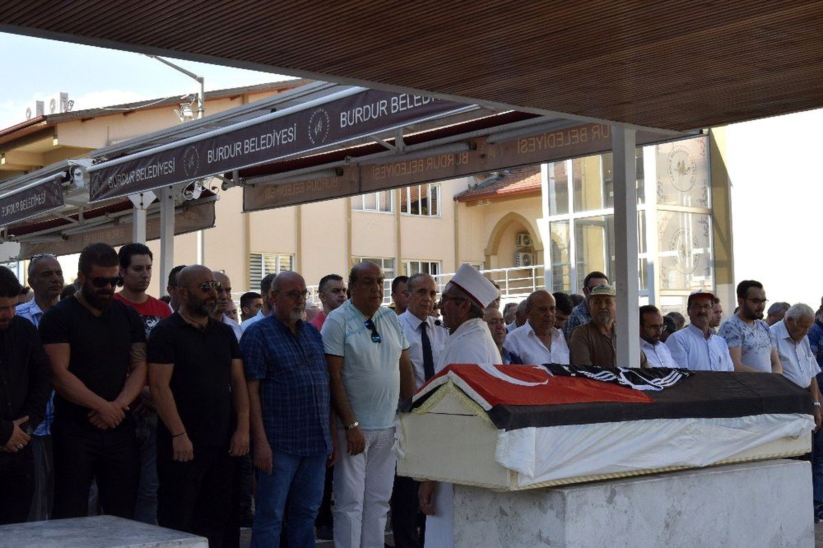 "Hababam Sınıfı" oyuncusu Faruk Şavlı son yolculuğuna uğurlandı