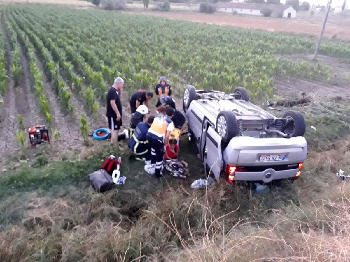 Hafif ticari araç şarampole devrildi: 5 yaralı