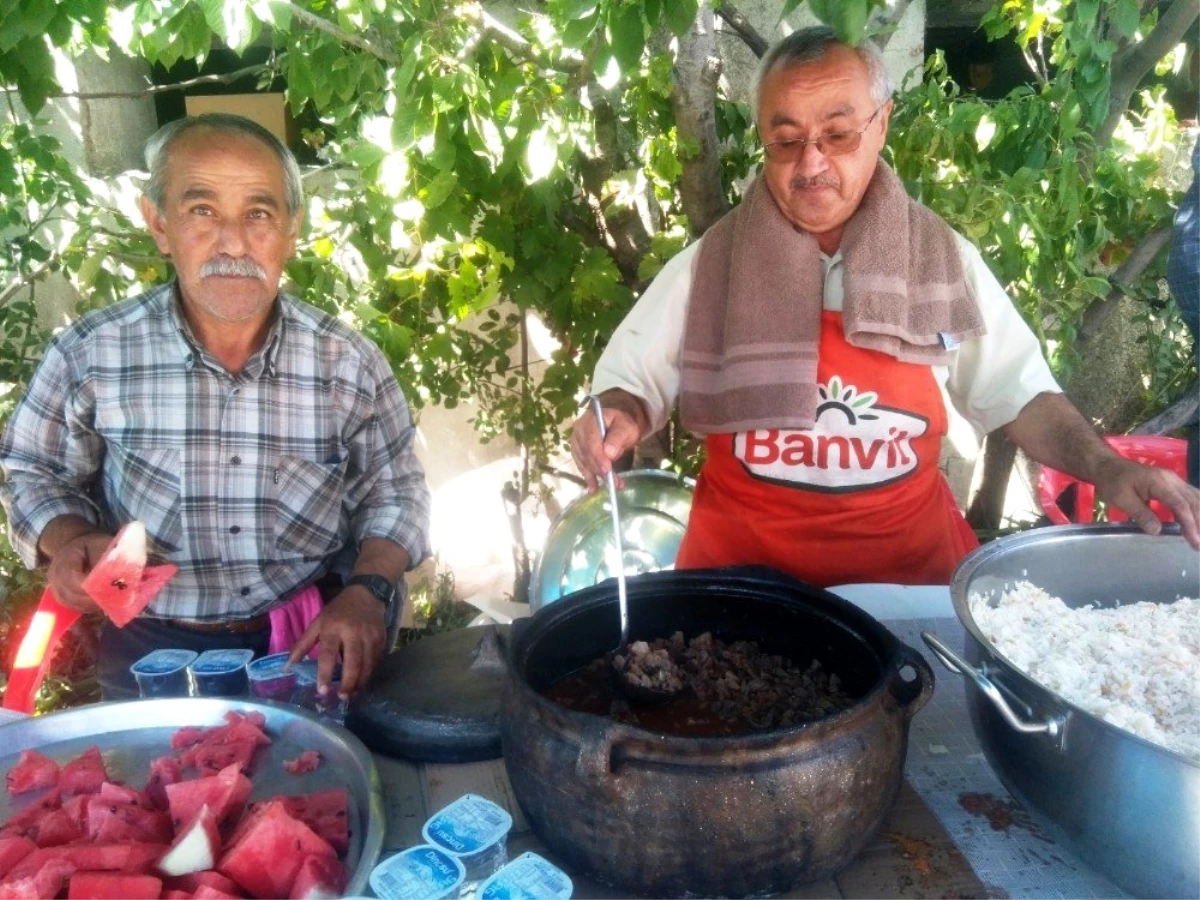 Hisarcık\'ta düğünlerde toprak çömleklerde güveç eti ikramı