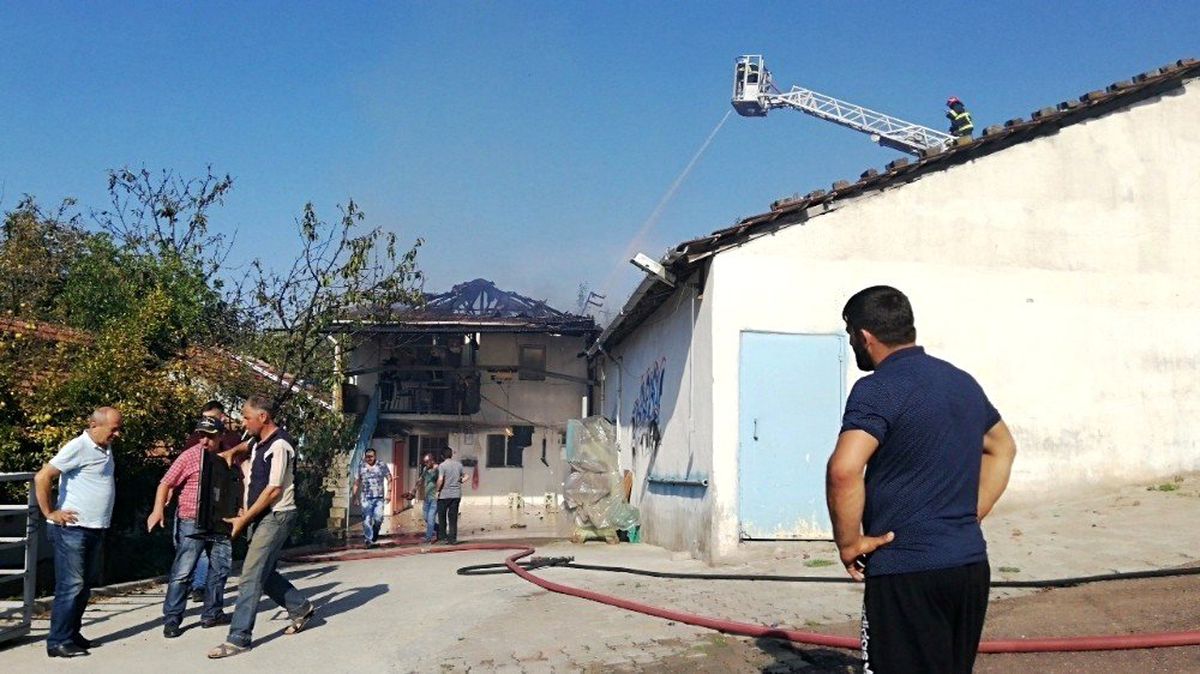 İki katlı evin çatısı çıkan yangında küle döndü