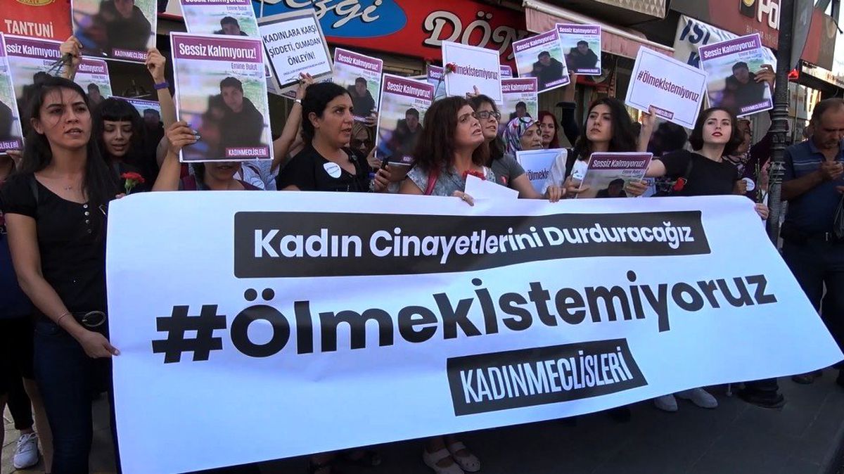 Kadınlar, Emine Bulut\'un öldürüldüğü yere karanfil bıraktı
