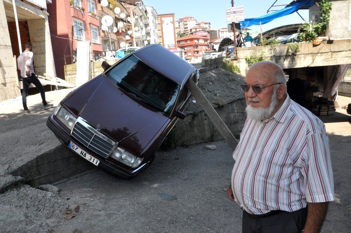 Karşı yönden gelen araca yol vermek isterken otomobili yan yattı