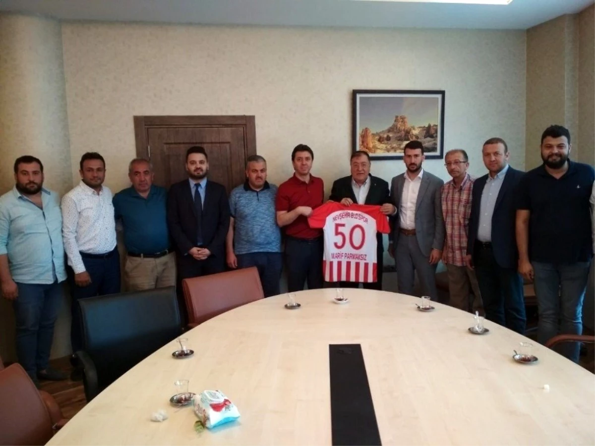 Nevşehir Belediyespor yönetimi, NTSO Başkanı Parmaksız\'ı ziyaret etti