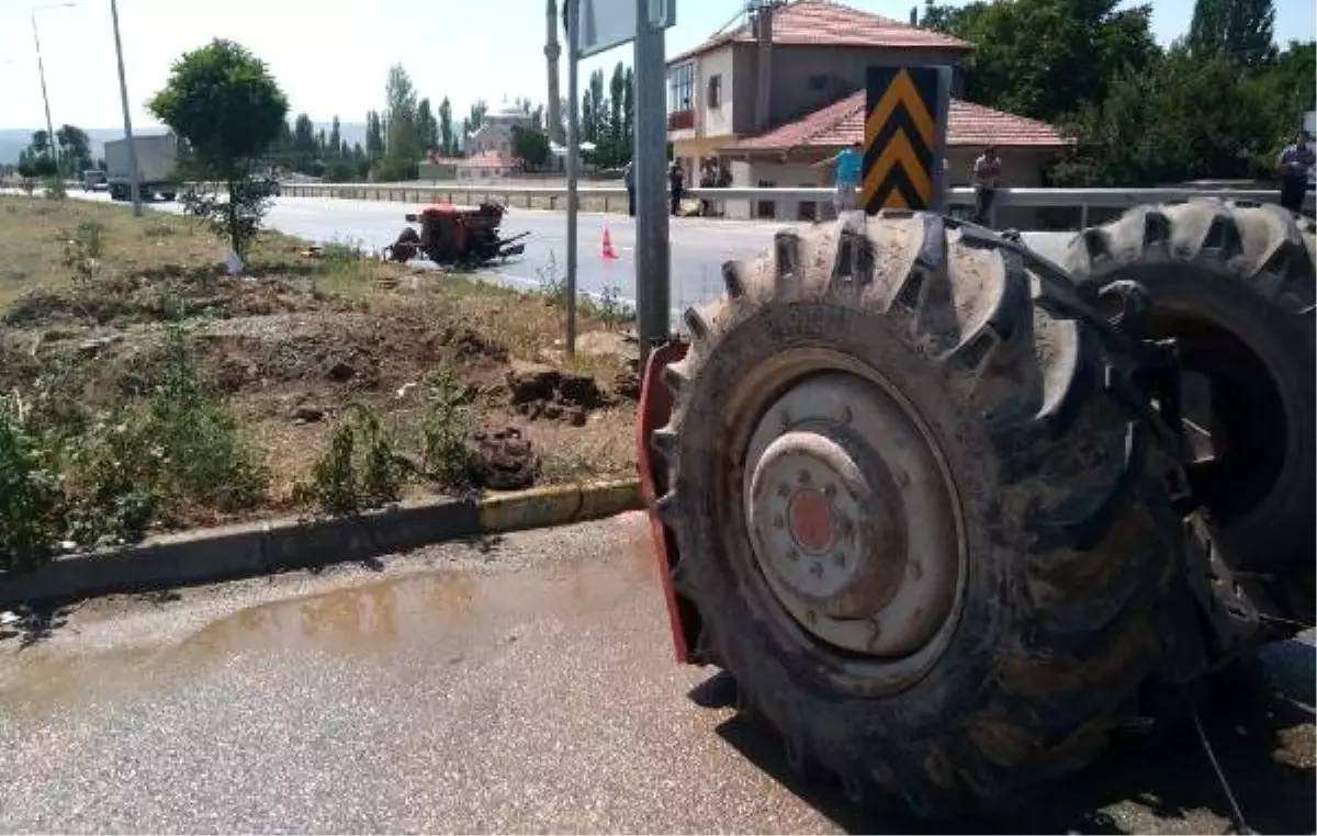 Otomobil ile çarpışan traktör ikiye bölündü: 3 yaralı