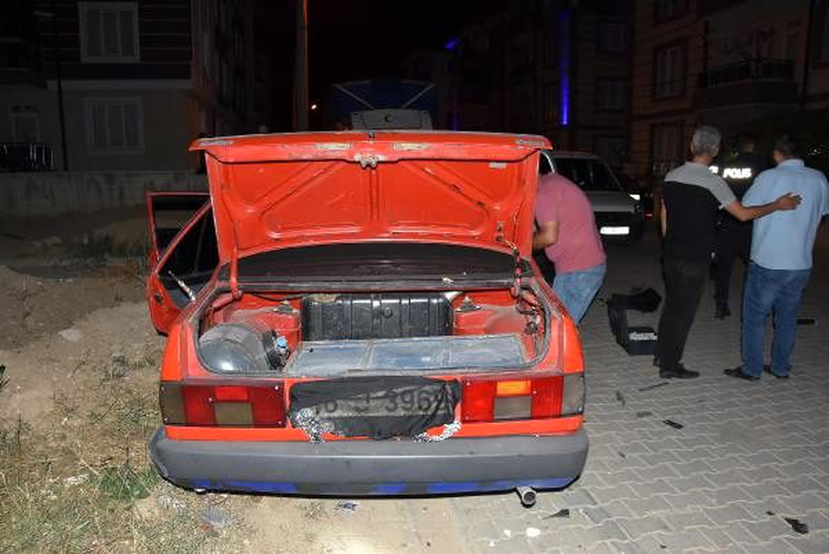 Plakası kapatılan otomobille kaçan hırsızlık şüphelisi kaza yapınca yakalandı