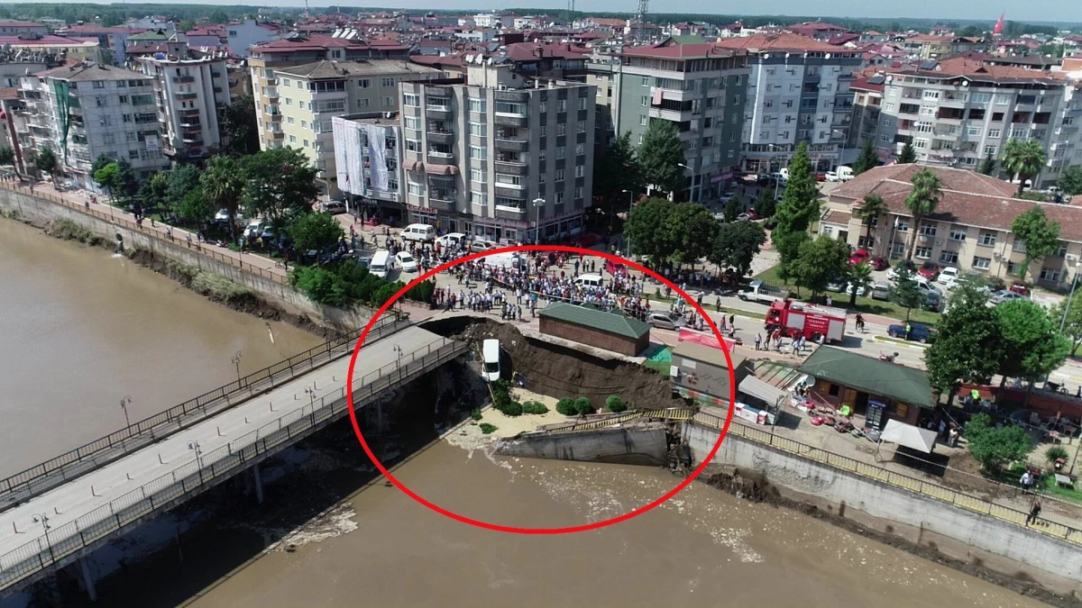 Samsun\'da köprüde kısmi çökme: 2 yaralı