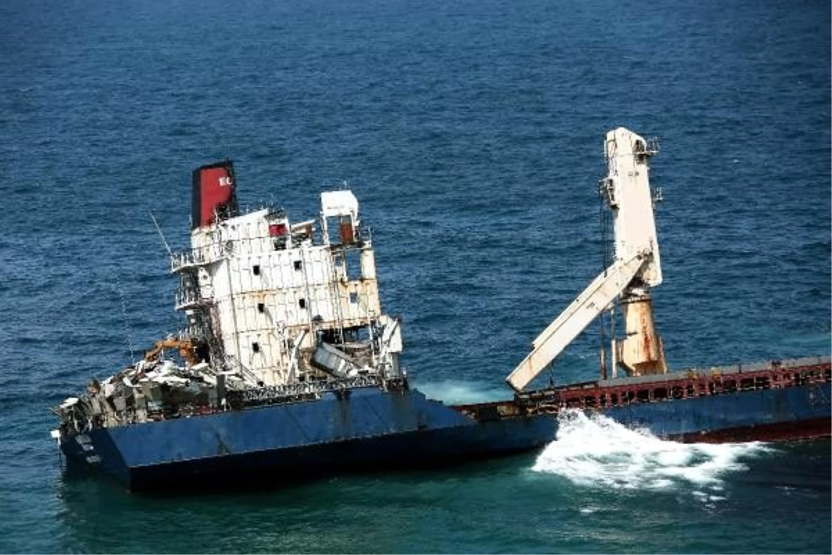 şile\'de terk edilen gemiden yakıt sızıntısı iddiası (1)