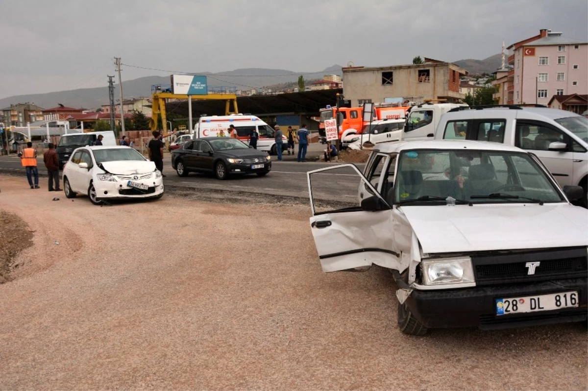 Suşehri\'nde trafik kazası: 3 yaralı