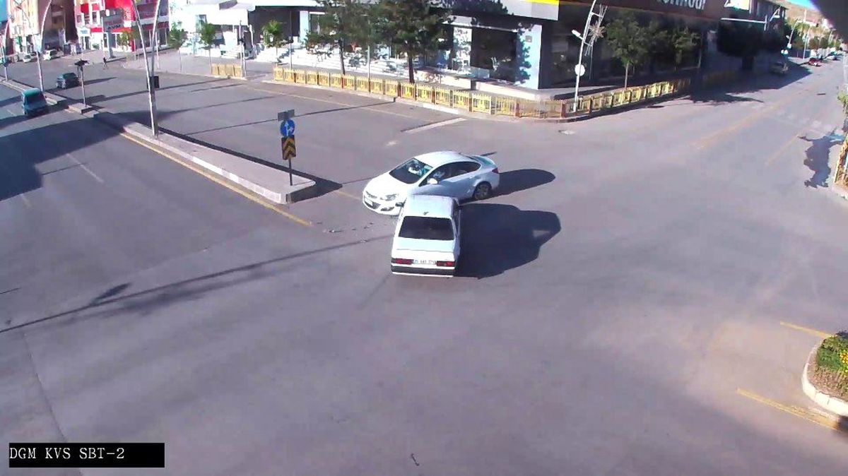 Trafik kazaları kameralara yansıdı