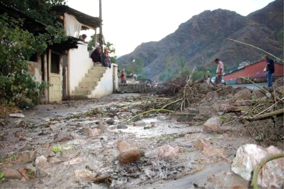 Yağmur suları, dağdaki taşları ve çalıları mahalleye taşıdı