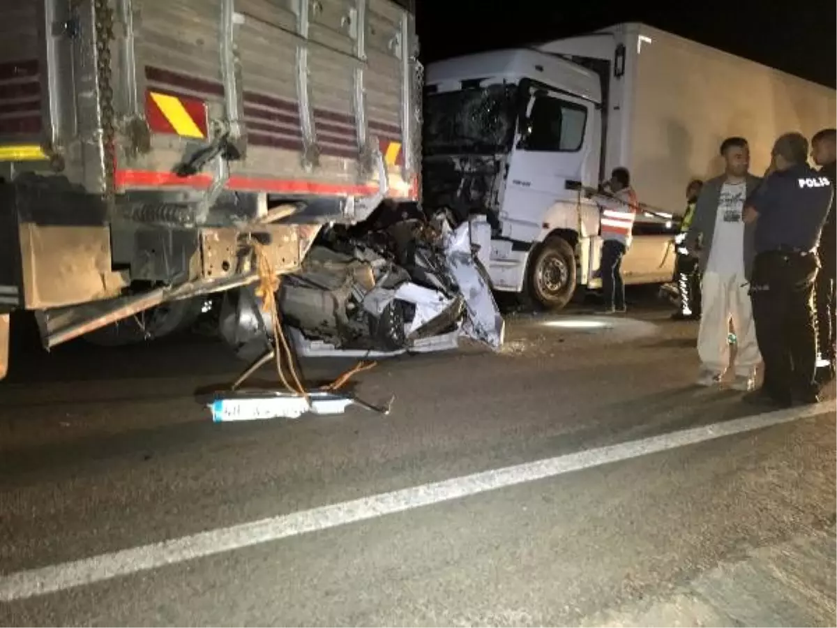 Yakıtı bitip, kamyonla çekilen otomobile TIR çarptı: 3 ölü, 2 yaralı